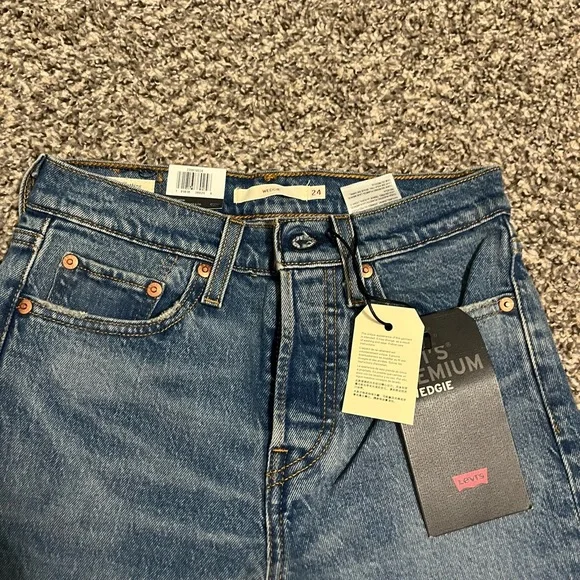 Levi’s Wedgie High Rise Jeans - Picture 3 of 6